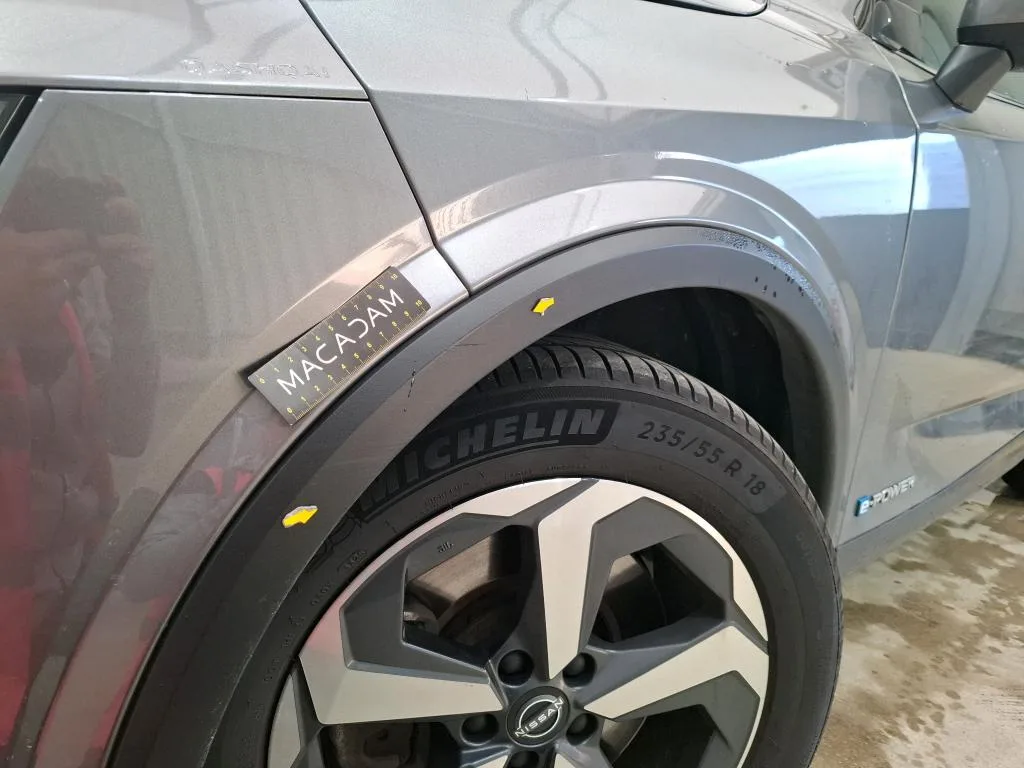 Nissan Qashqai — Moldura do guarda-lamas dianteiro esquerdo