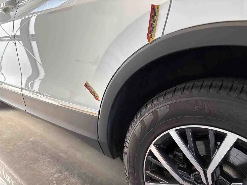 Volkswagen Tiguan — Proteção do passa-rodas traseiro esquerdo