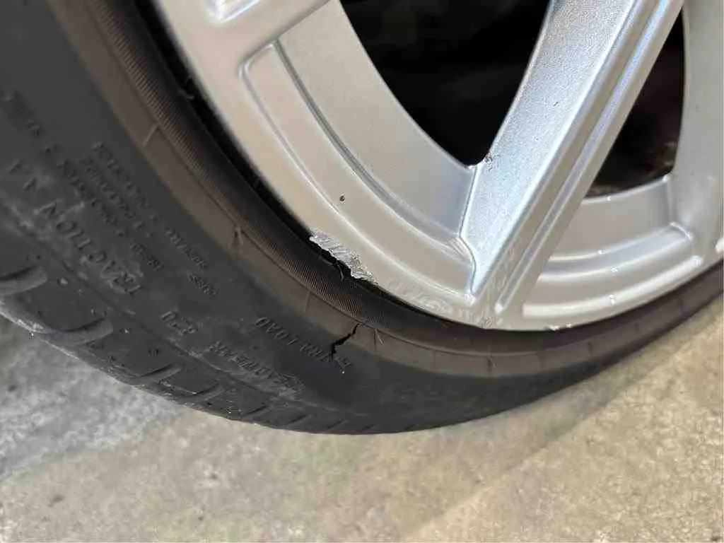 Audi A3 — Pneu traseiro direito