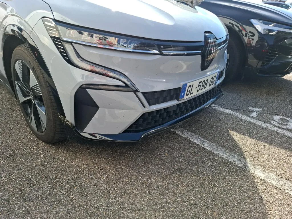 Renault Megane E-Tech — Guarnição do para-choques dianteiro direito