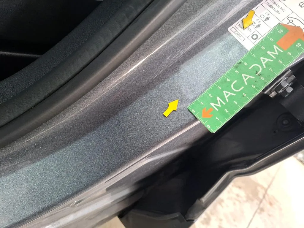 Nissan Qashqai — Soleira interior dianteira esquerda