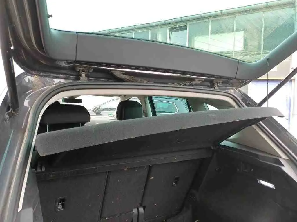 Volkswagen Tiguan — Fixação da prateleira traseira