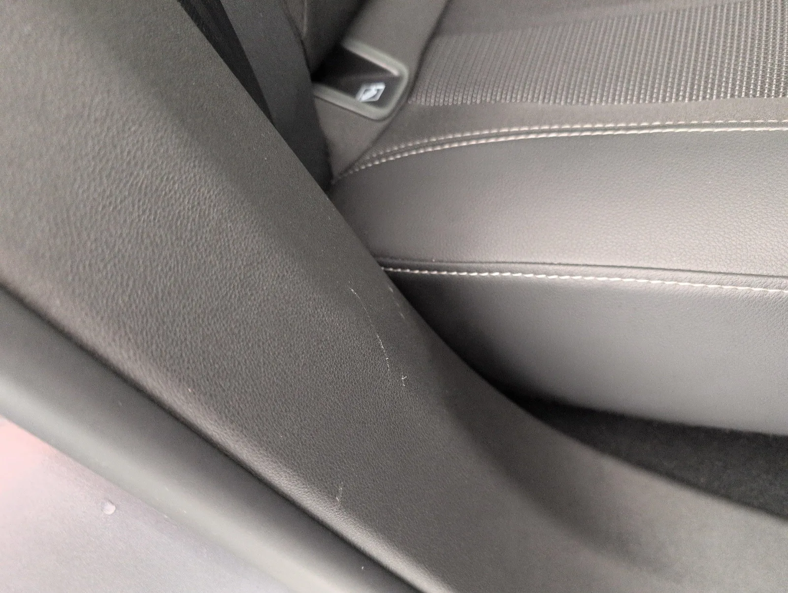 Opel Grandland — Guarnição interior da porta, junto ao banco