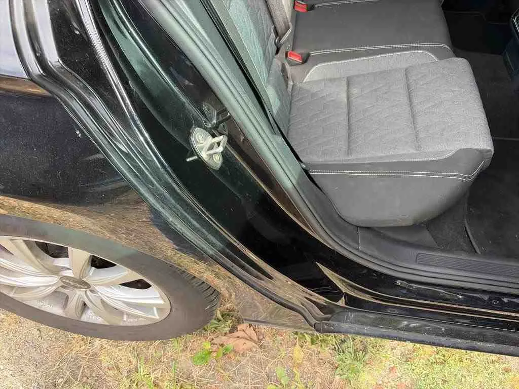 Volkswagen Passat — Pilar C direito