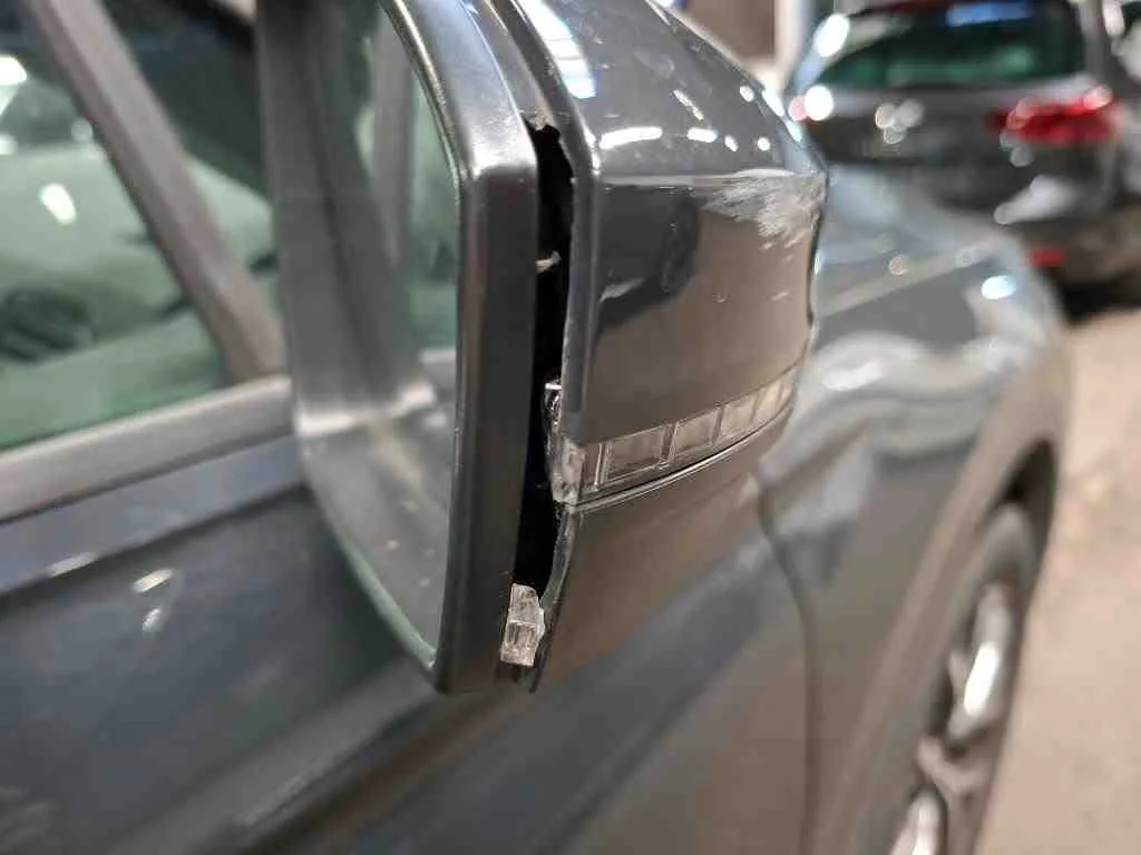 Volkswagen Tiguan — Repetidor do retrovisor direito