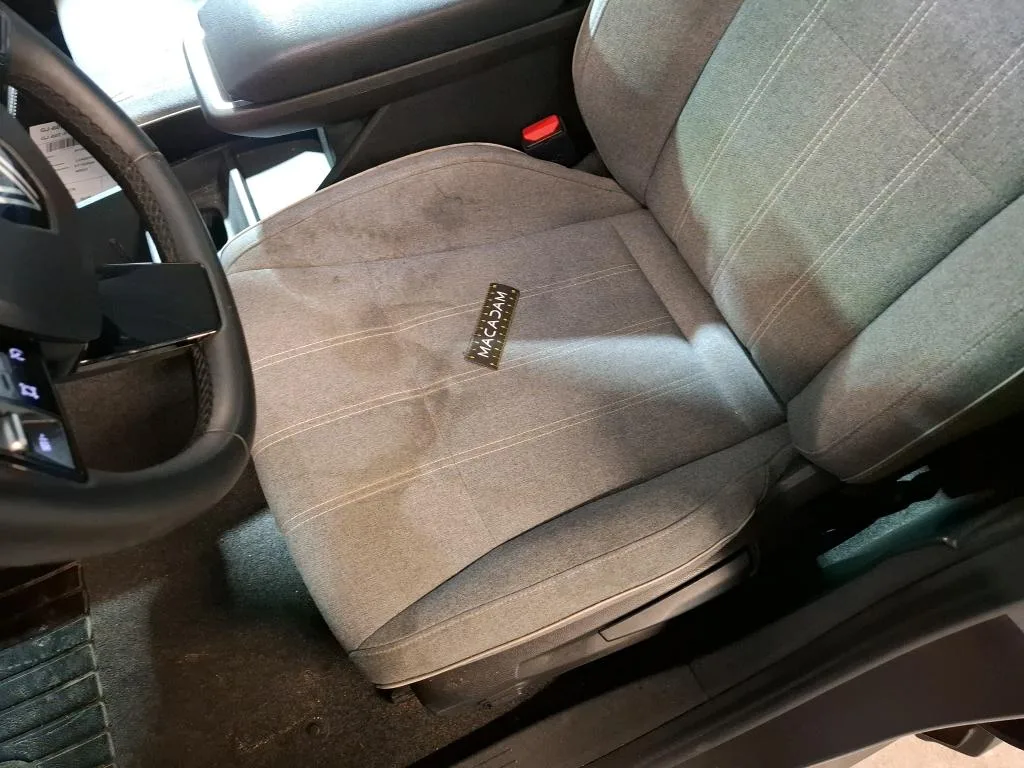 Renault Megane E-Tech — Revestimento do assento dianteiro esquerdo