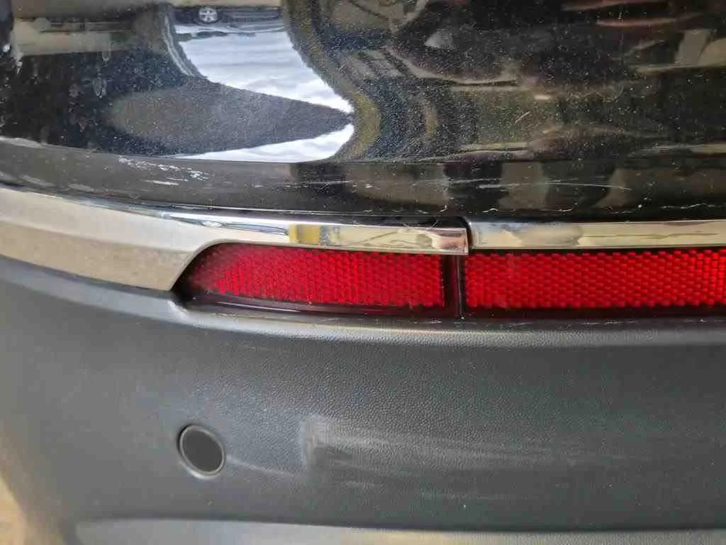 Volkswagen Tiguan — Moldura do para-choques traseiro esquerdo