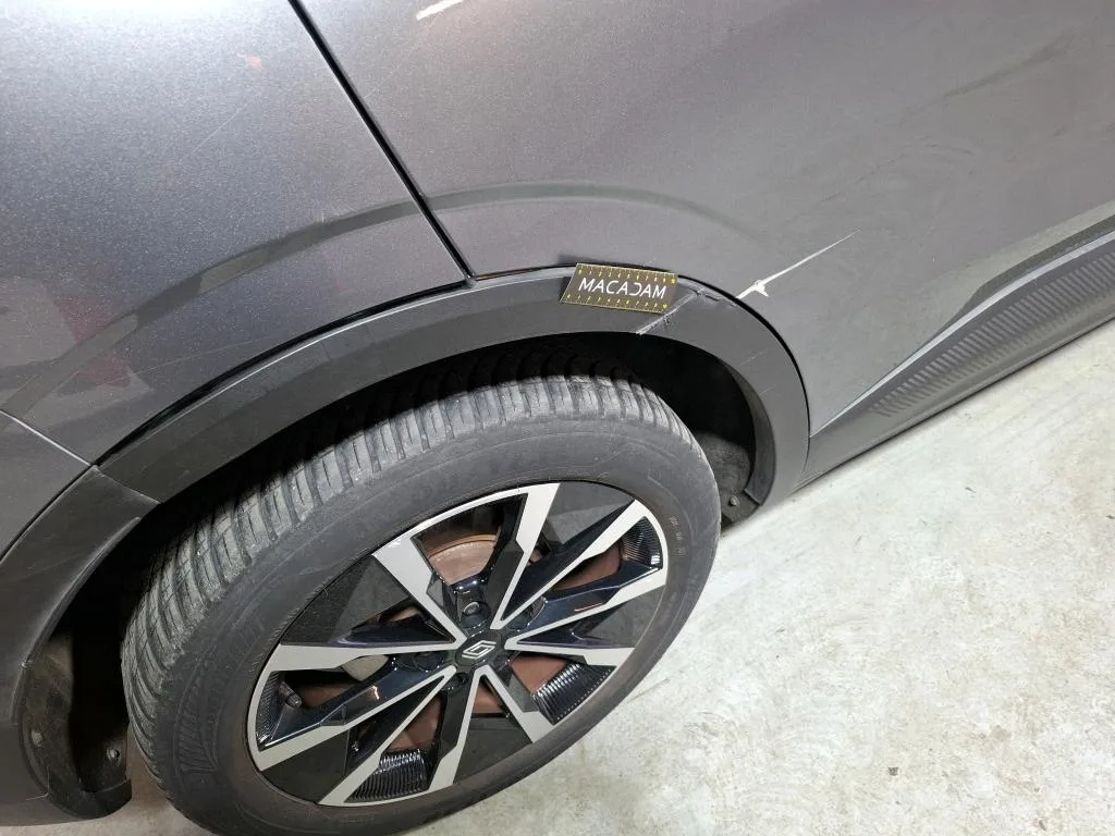 Renault Megane E-Tech — Friso do guarda-lamas traseiro direito