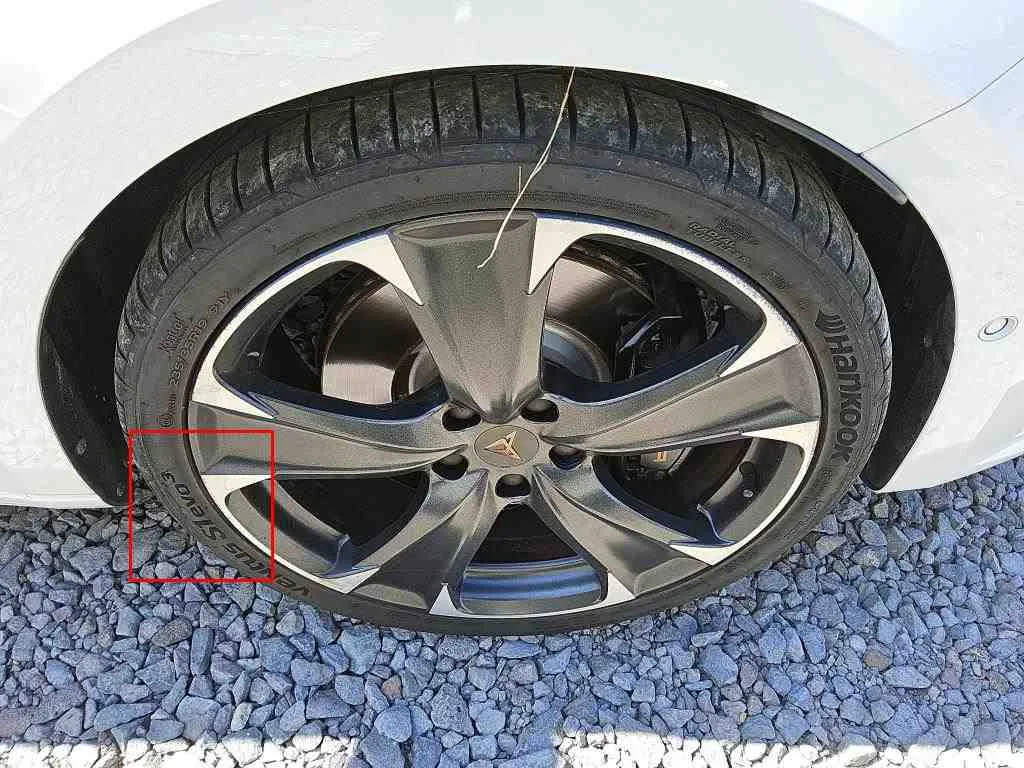 Cupra Leon — Pneu dianteiro direito