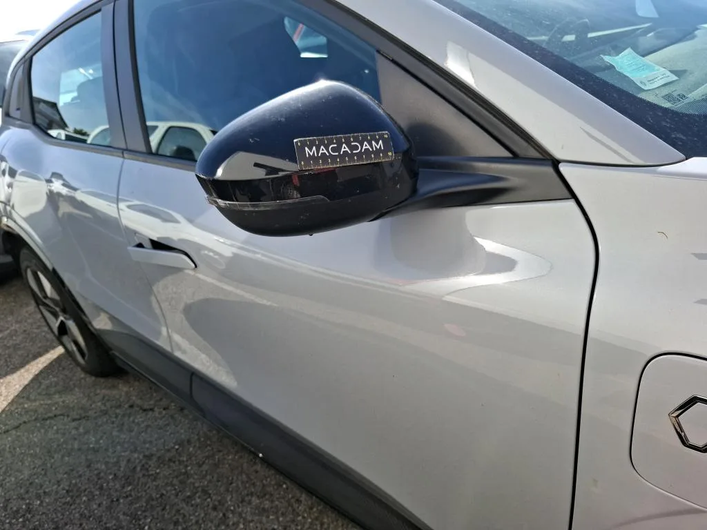 Renault Megane E-Tech — Caixa do retrovisor exterior direito