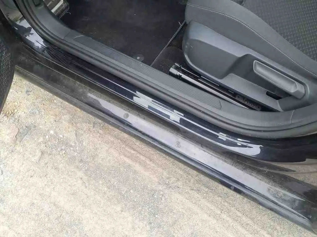 Volkswagen Golf — Soleira interior dianteira esquerda