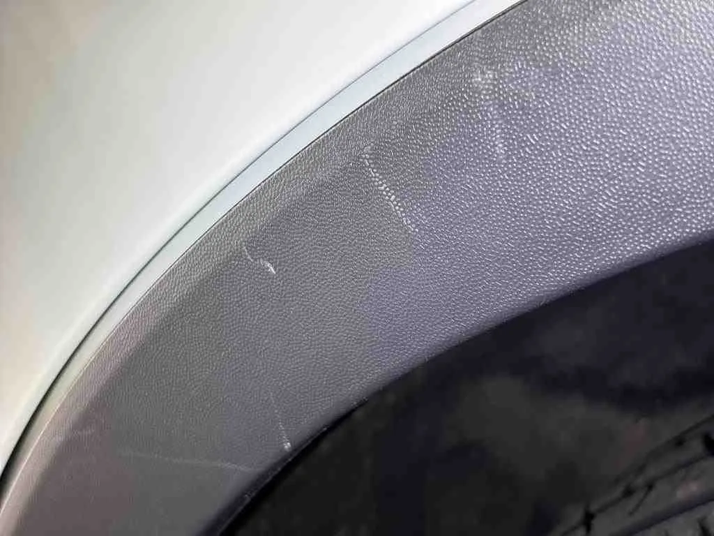 Volkswagen Tiguan — Proteção do passa-rodas traseiro esquerdo