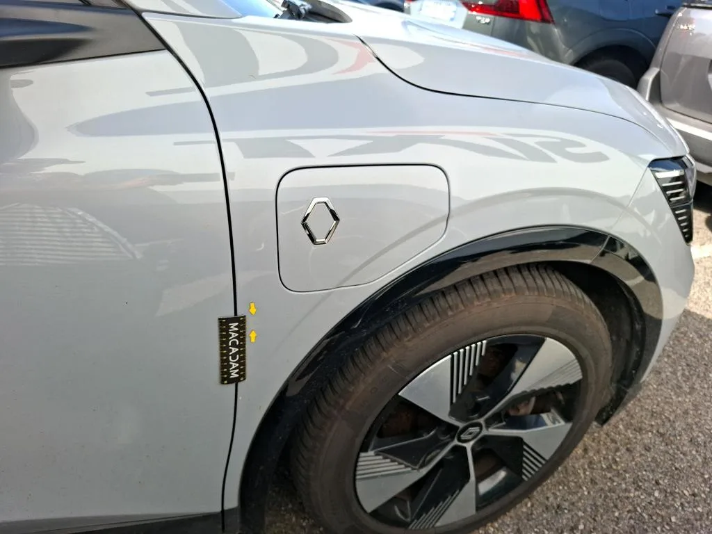 Renault Megane E-Tech — Guarda-lamas dianteiro direito