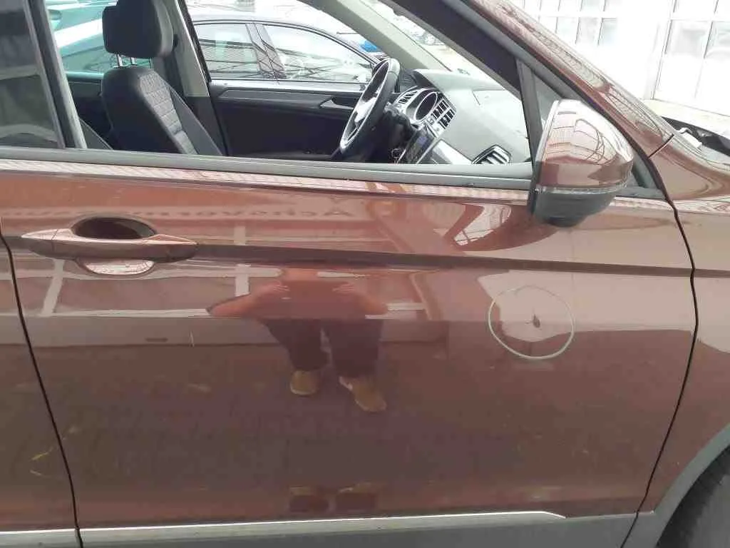 Volkswagen Tiguan — Porta dianteira direita