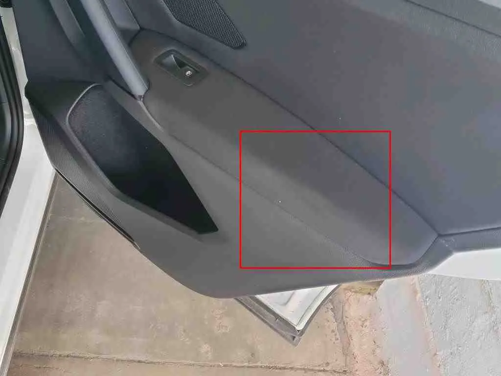Volkswagen Tiguan — Guarnição da porta traseira direita