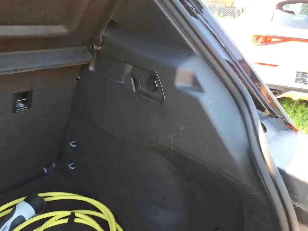 Volkswagen ID.3 — Guarnição interior do porta-bagagens, lado direito
