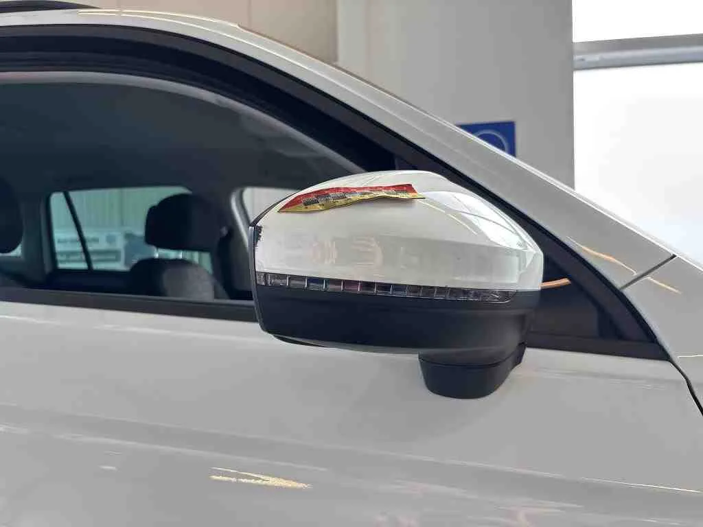Volkswagen Tiguan — Caixa do retrovisor exterior direito
