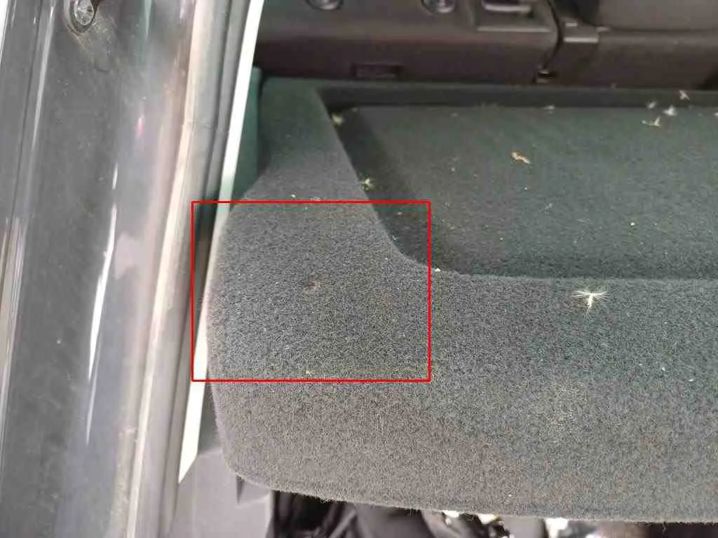 Volkswagen Tiguan — Fixação da prateleira traseira