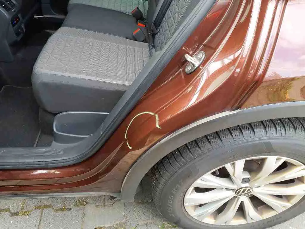 Volkswagen Tiguan — Soleira interior traseira esquerda