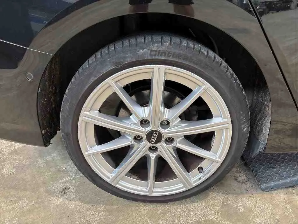 Audi A3 — Pneu traseiro direito