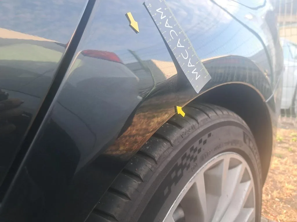 BMW 5 Series — Guarda-lamas traseiro esquerdo
