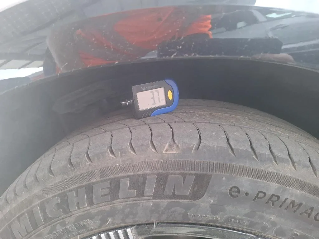 Renault Megane E-Tech — Pneu traseiro direito