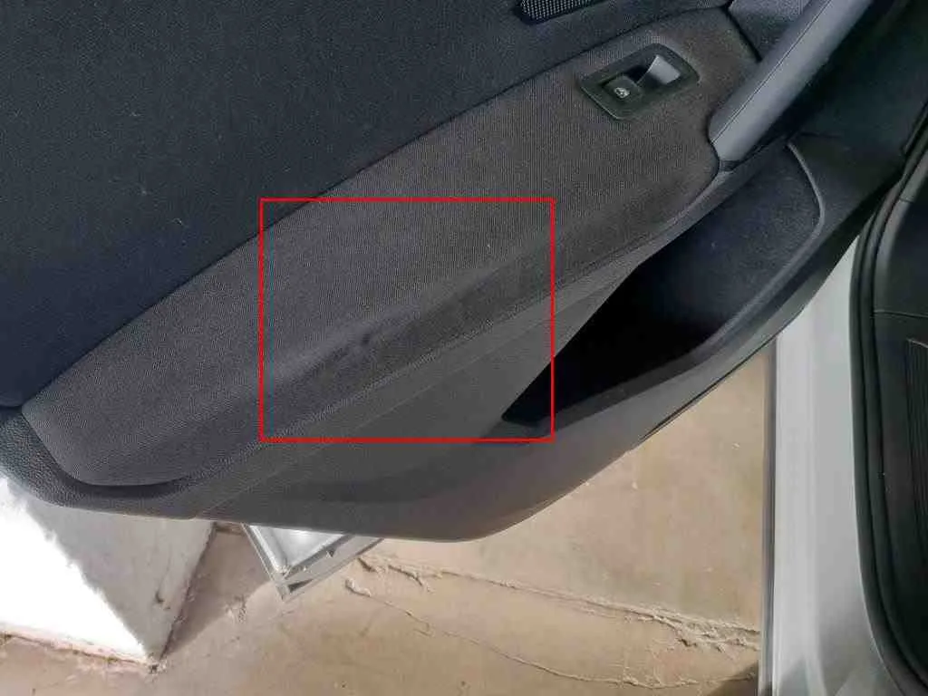 Volkswagen Tiguan — Guarnição da porta traseira esquerda