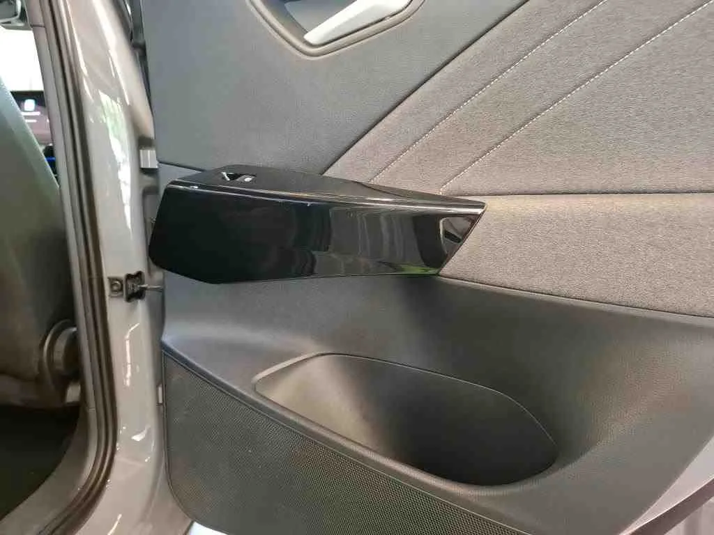 Volkswagen ID.3 — Puxador interior da porta traseira direita