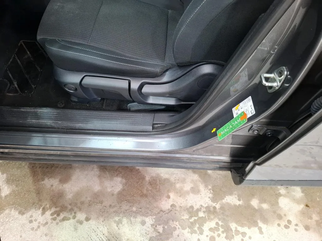 Nissan Qashqai — Soleira interior dianteira esquerda