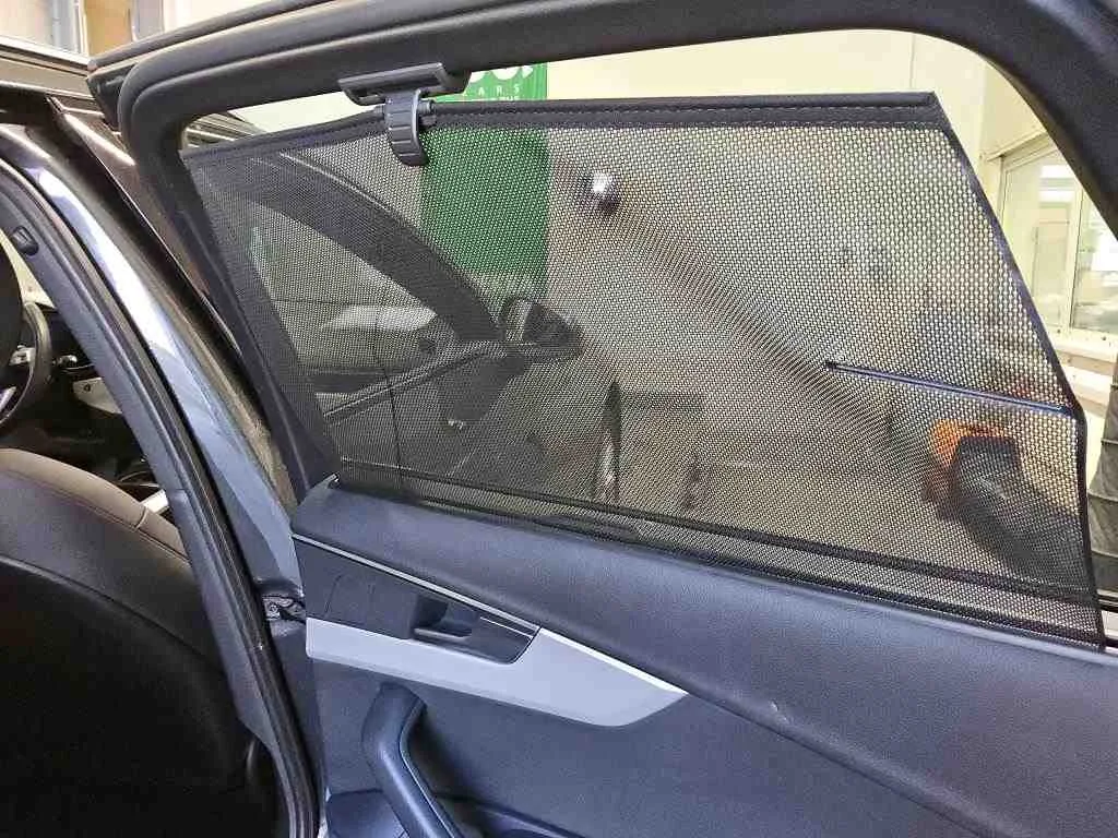 Audi A4 — Estore do para-sol traseiro direito