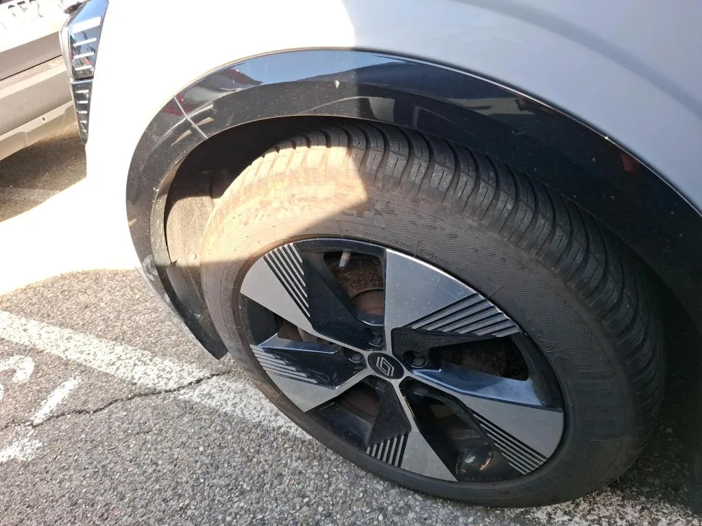 Renault Megane E-Tech — Jante dianteira esquerda