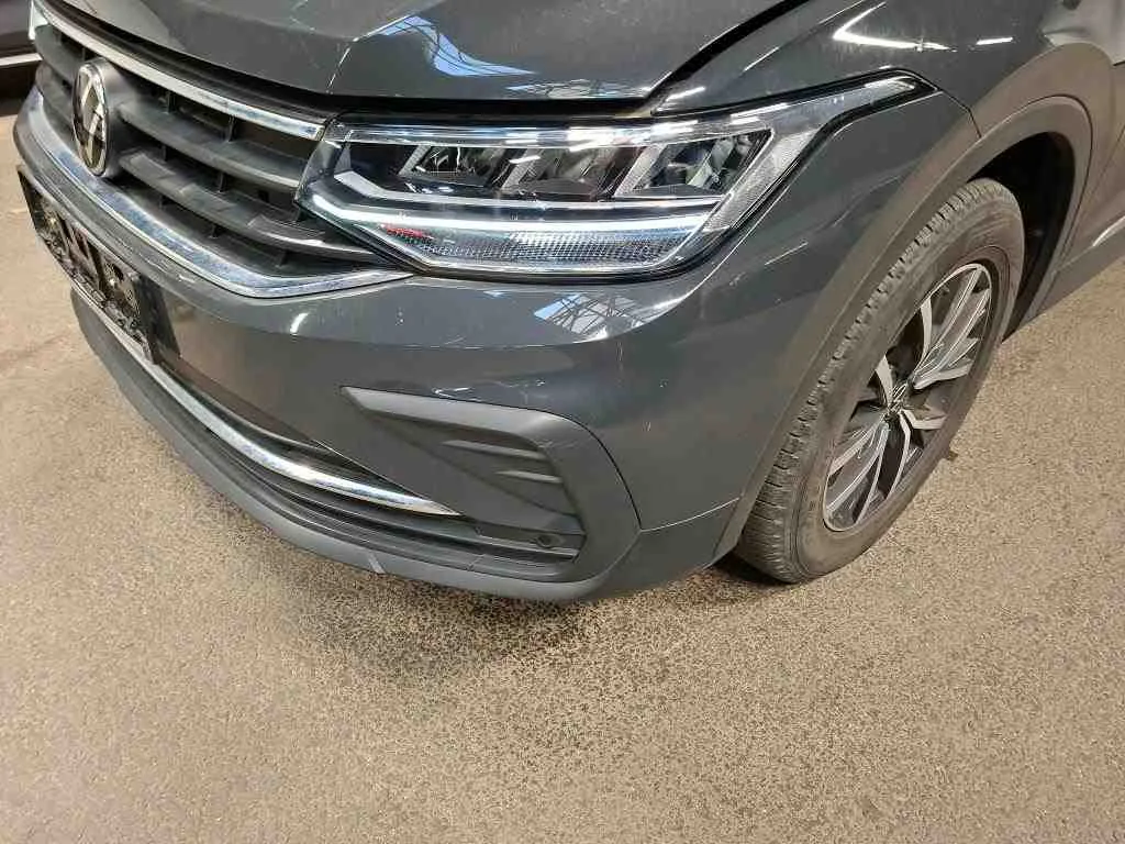 Volkswagen Tiguan — Para-choques dianteiro