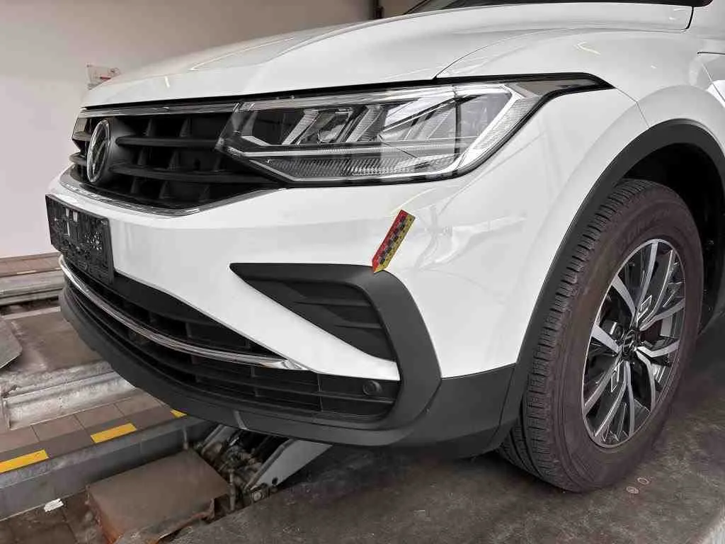 Volkswagen Tiguan — Moldura do para-choques dianteiro esquerdo