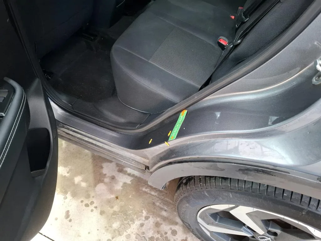Nissan Qashqai — Soleira interior traseira esquerda