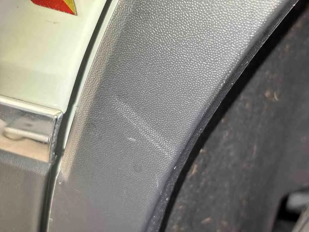 Volkswagen Tiguan — Proteção do passa-rodas traseiro esquerdo