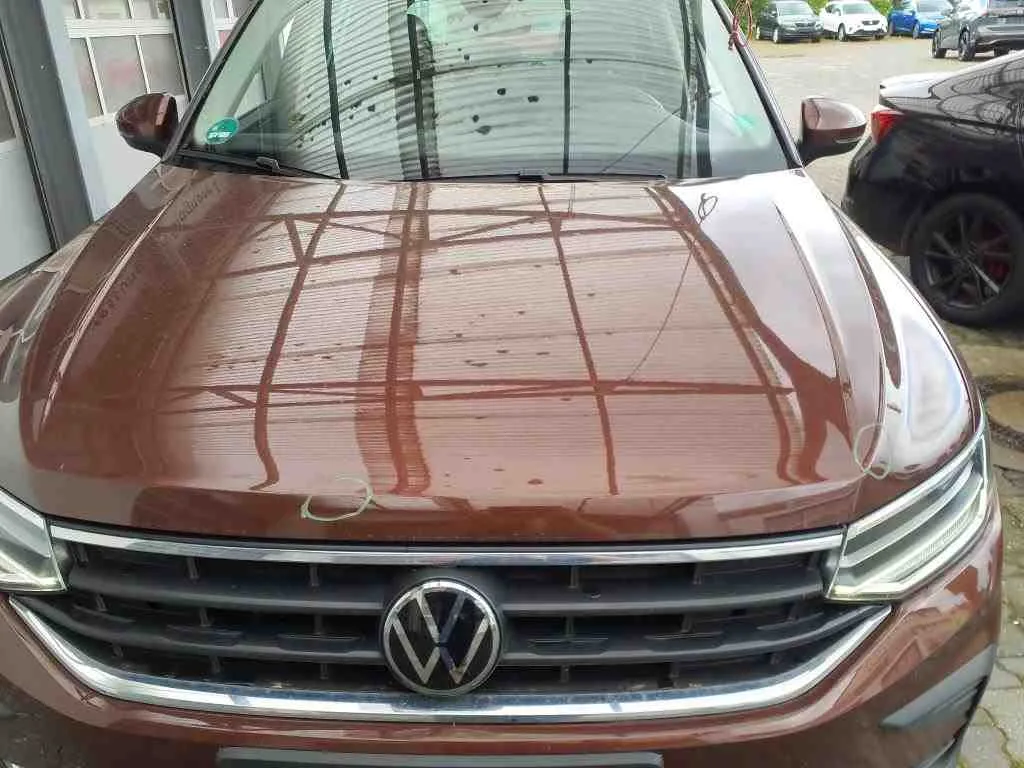Volkswagen Tiguan — Capot