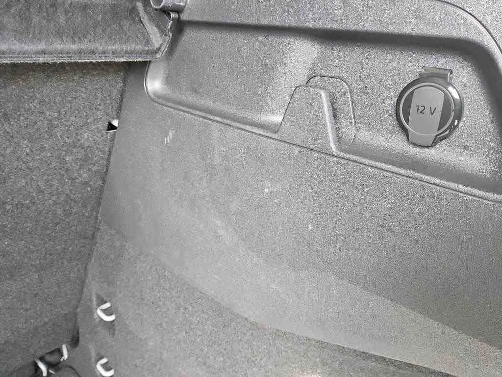Volkswagen ID.3 — Revestimento interior do porta-bagagens, lado direito