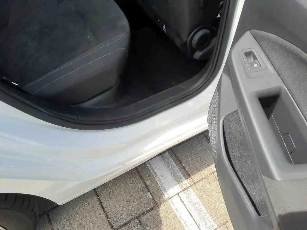 Volkswagen Golf — Soleira interior traseira direita