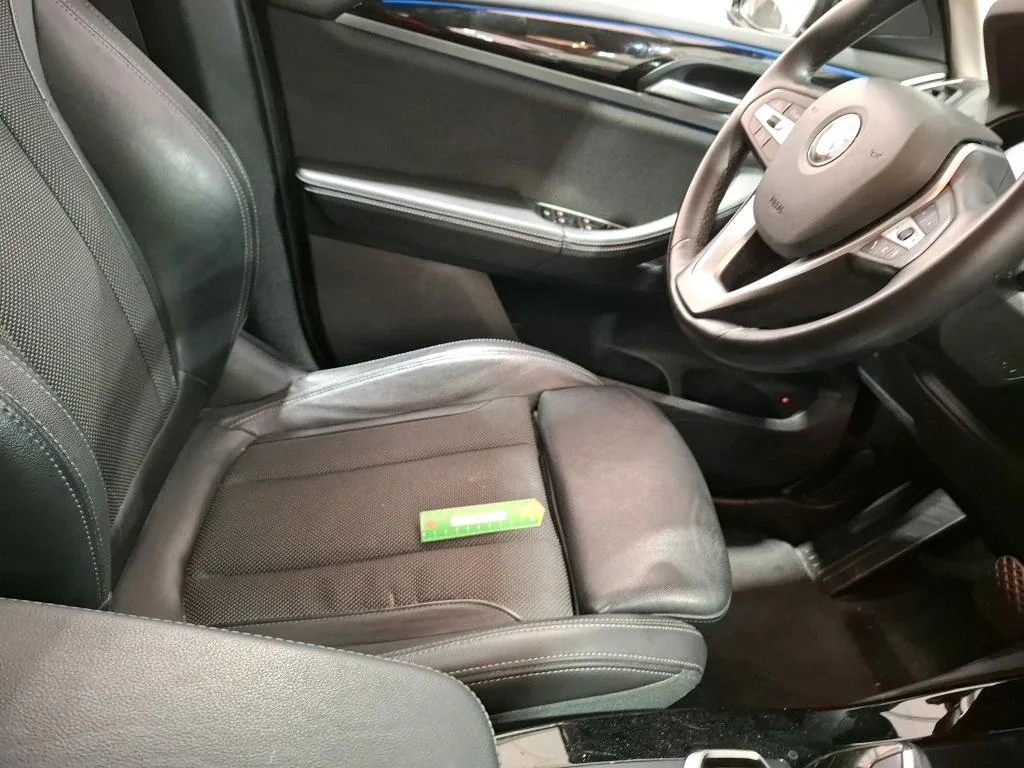 BMW X3 — Revestimento do assento dianteiro esquerdo