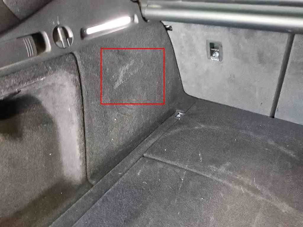 Audi A4 — Guarnição interior do porta-bagagens esquerda