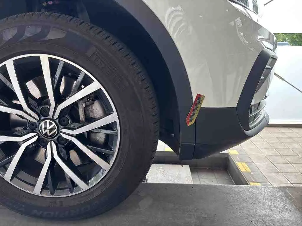 Volkswagen Tiguan — Proteção do passa-rodas dianteiro direito