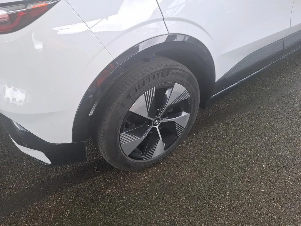 Renault Megane E-Tech — Pneu traseiro direito