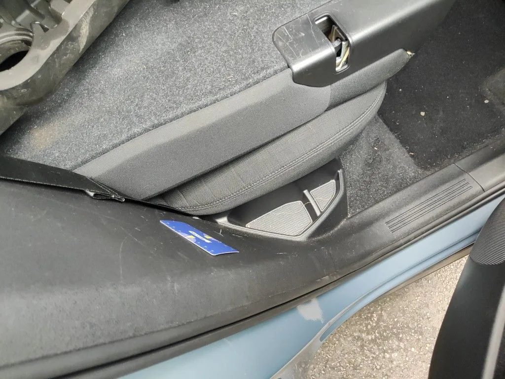 Volvo XC40 — Cobertura lateral do banco traseiro