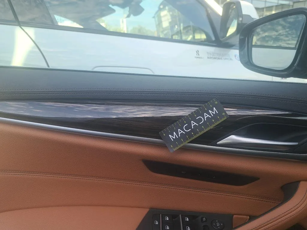 BMW 5 Series — Guarnição da porta dianteira esquerda