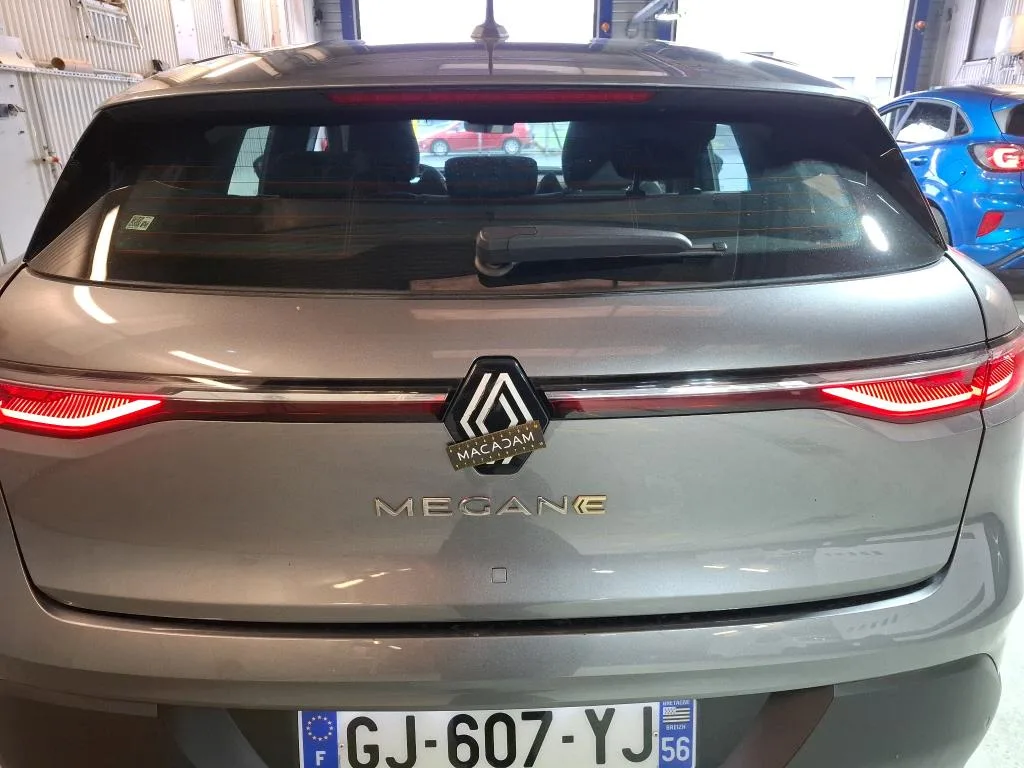 Renault Megane E-Tech — Logótipo da marca traseiro