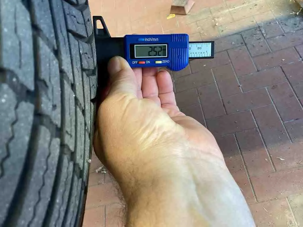 Cupra Formentor — Pneu dianteiro esquerdo