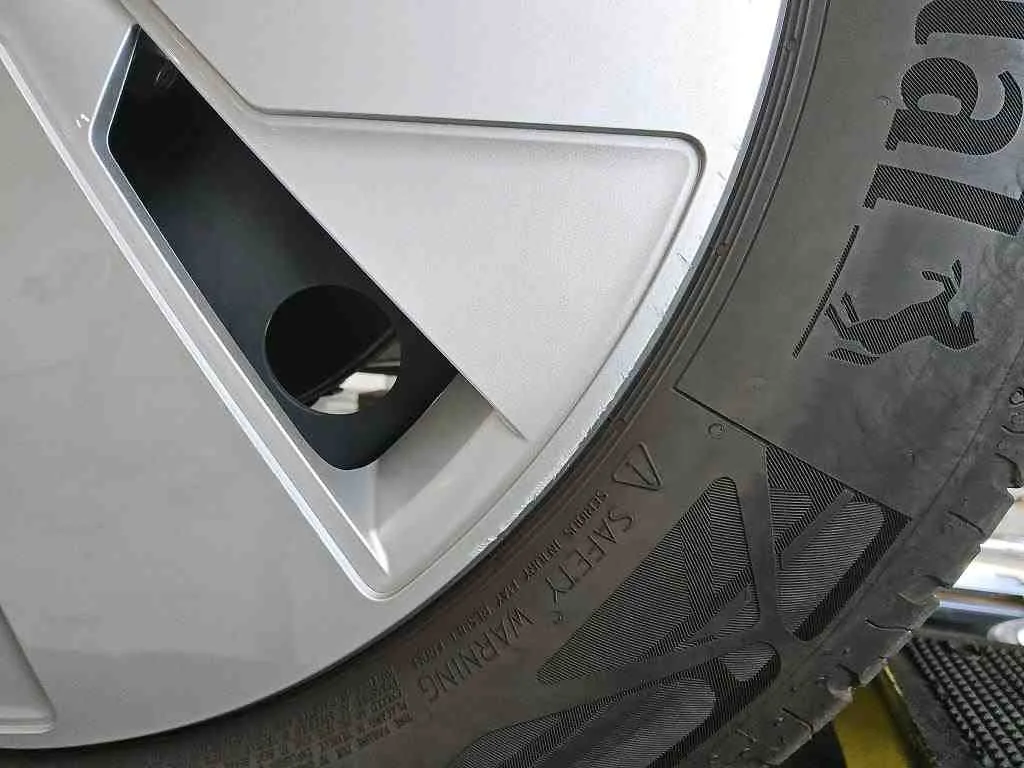 Volkswagen ID.3 — Tampa da roda dianteira esquerda