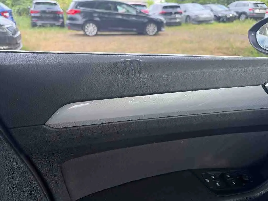 Volkswagen Passat — Guarnição da porta dianteira esquerda