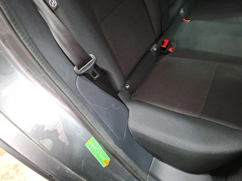 Nissan Qashqai — Guarnição do montante central direito